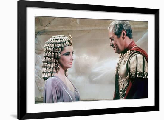 CLEOPATRA, 1963 directed by JOSEPH L. MANKIEWICZ Elizabeth Taylor / Rex Harrison (photo)-null-Framed Photo