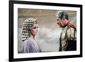 CLEOPATRA, 1963 directed by JOSEPH L. MANKIEWICZ Elizabeth Taylor / Rex Harrison (photo)-null-Framed Photo