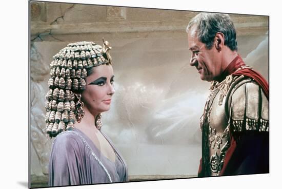 CLEOPATRA, 1963 directed by JOSEPH L. MANKIEWICZ Elizabeth Taylor / Rex Harrison (photo)-null-Mounted Photo