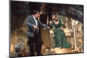CLEOPATRA, 1963 directed by JOSEPH L. MANKIEWICZ On the set, Joseph L. Mankiewicz and Elizabeth Tay-null-Mounted Photo