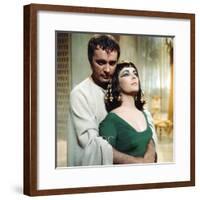 CLEOPATRA, 1963 directed by JOSEPH L. MANKIEWICZ Richard Burton / Elizabeth Taylor (photo)-null-Framed Photo