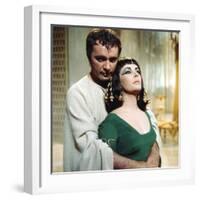 CLEOPATRA, 1963 directed by JOSEPH L. MANKIEWICZ Richard Burton / Elizabeth Taylor (photo)-null-Framed Photo