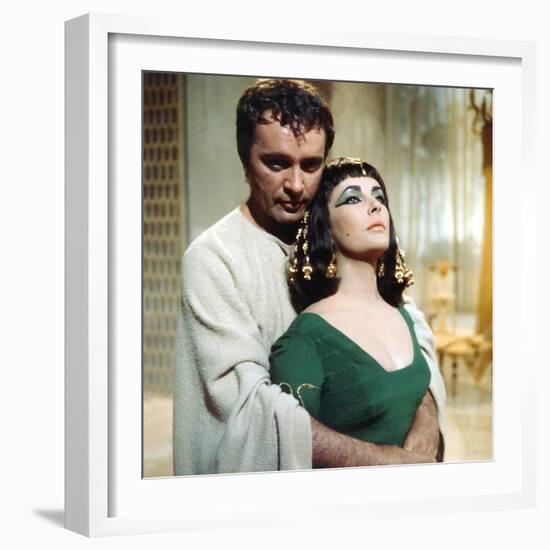 CLEOPATRA, 1963 directed by JOSEPH L. MANKIEWICZ Richard Burton / Elizabeth Taylor (photo)-null-Framed Photo