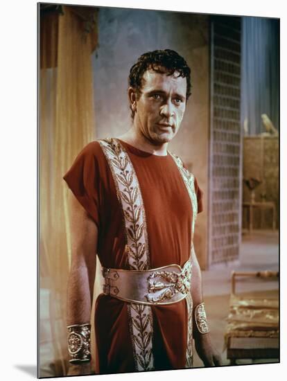 CLEOPATRA, 1963 directed by JOSEPH L. MANKIEWICZ Richard Burton (photo)-null-Mounted Photo