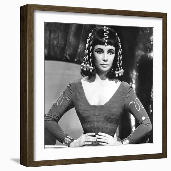 Cleopatre Cleopatra by Joseph L. Mankiewicz with Elizabeth Taylor, 1963 (b/w photo)-null-Framed Photo