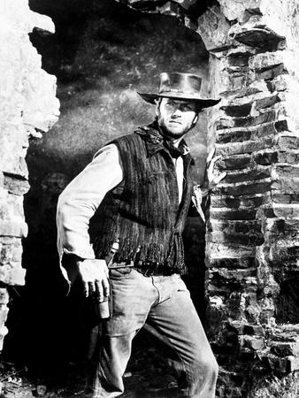 Clint Eastwood standing in Movie Scene, wearing Cowboy Attire' Photo -  Movie Star News | AllPosters.com