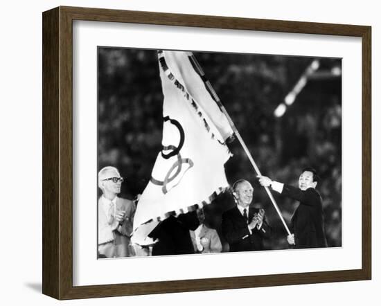 Closing Ceremony of Olympic Games in Los Angeles in 1984: Bo Hyun Yum and Juan Antonio Samaranch-null-Framed Photo