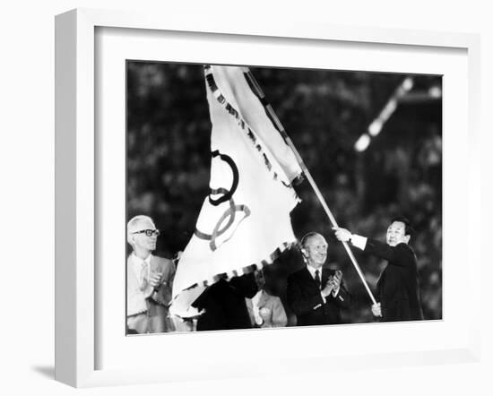 Closing Ceremony of Olympic Games in Los Angeles in 1984: Bo Hyun Yum and Juan Antonio Samaranch-null-Framed Photo