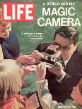 Polaroid's Edwin Land with New Instant Camera, October 27, 1972-Co Rentmeester-Photographic Print