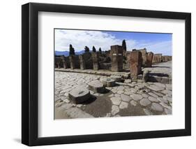 Cobbled Street Stepping Stones, Roman Ruins of Pompeii, UNESCO World Heritage Site, Campania, Italy-Eleanor Scriven-Framed Premium Photographic Print