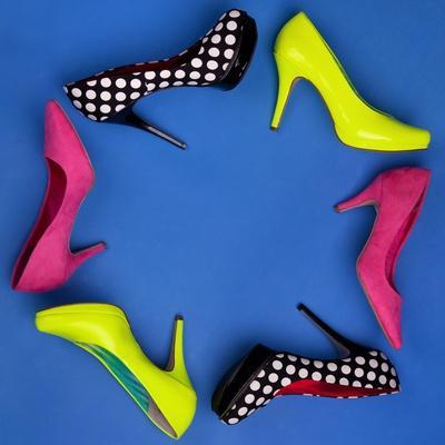 https://imgc.allpostersimages.com/img/posters/colorful-high-heels-frame_u-L-PN20D00.jpg?artPerspective=n