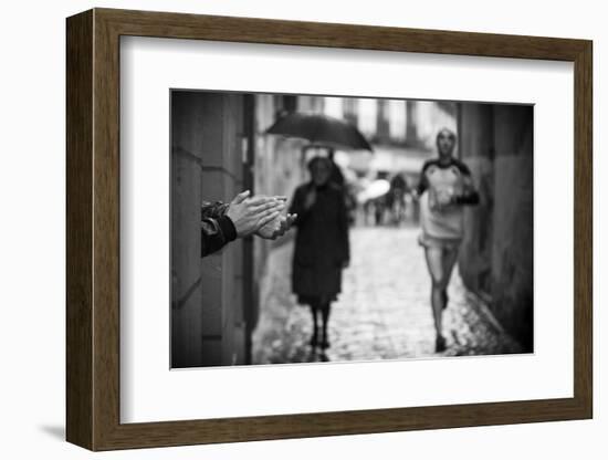 Come On-David Gonzalez Forjas-Framed Photographic Print