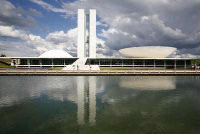 https://imgc.allpostersimages.com/img/posters/congresso-nacional-nat-l-congress-designed-by-oscar-niemeyer-brasilia-unesco-site-brazil_u-L-PIAC9V0.jpg?artPerspective=n