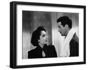 CONSPIRATOR, 1949 directed by VICTOR SAVILLE Elizabeth Taylor and Robert Taylor (b/w photo)-null-Framed Photo