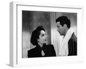CONSPIRATOR, 1949 directed by VICTOR SAVILLE Elizabeth Taylor and Robert Taylor (b/w photo)-null-Framed Photo