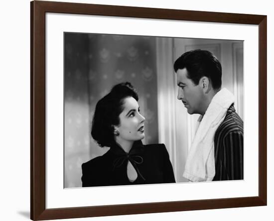 CONSPIRATOR, 1949 directed by VICTOR SAVILLE Elizabeth Taylor and Robert Taylor (b/w photo)-null-Framed Photo