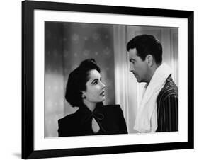 CONSPIRATOR, 1949 directed by VICTOR SAVILLE Elizabeth Taylor and Robert Taylor (b/w photo)-null-Framed Photo