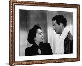 CONSPIRATOR, 1949 directed by VICTOR SAVILLE Elizabeth Taylor and Robert Taylor (b/w photo)-null-Framed Photo