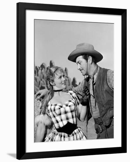 Convoi by Femmes WESTWARD THE WOMEN by William A Wellman with Denise Darcel and Robert Taylor, 1951-null-Framed Photo