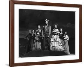 Convoi by Femmes WESTWARD THE WOMEN by William A Wellman with Renata Vanni, Robert Taylor, Denise D-null-Framed Photo