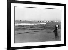 Copalis Beach, Washington - People Digging for Razor Clams-Lantern Press-Framed Art Print