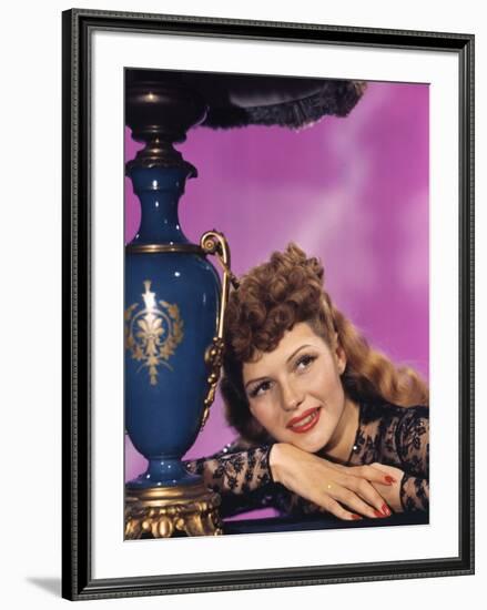 COVER GIRL, 1944 directed by CHARLES VIDOR Rita Hayworth (photo)-null-Framed Photo