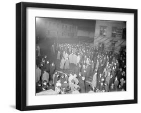 Crowd awaiting survivors from the Titanic, 1912-null-Framed Photographic Print