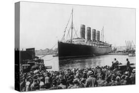 Crowd Watching the Lusitania Photograph - New York, NY-Lantern Press-Stretched Canvas