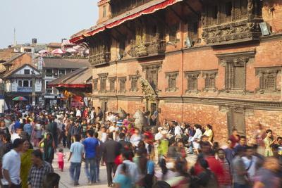 https://imgc.allpostersimages.com/img/posters/crowds-outside-patan-museum_u-L-PNF0A10.jpg?artPerspective=n