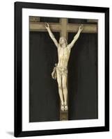 Crucifix en ivoire sur fond de velours, dans un cadre-null-Framed Giclee Print