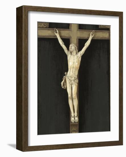 Crucifix en ivoire sur fond de velours, dans un cadre-null-Framed Giclee Print