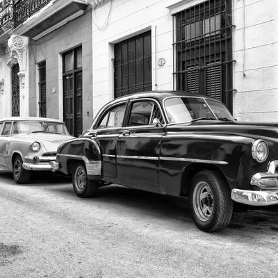 https://imgc.allpostersimages.com/img/posters/cuba-fuerte-collection-sq-bw-two-classic-cars_u-L-Q1AC5PZ0.jpg?artPerspective=n