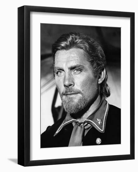 Custer l homme by l ouest by RobertSiodmak with Robert Shaw, 1967 (b/w photo)-null-Framed Photo