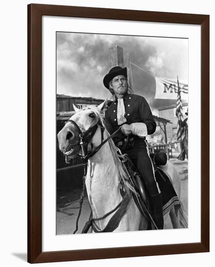 Custer l homme by l ouest by RobertSiodmak with Robert Shaw, 1967 (b/w photo)-null-Framed Photo