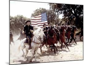 Custer l homme by l ouest by RobertSiodmak with Robert Shaw, 1967 (photo)-null-Mounted Photo