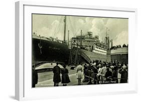 Cuxhaven, Hafen, M.S. St Louis, Hapag, Dampfer-null-Framed Giclee Print