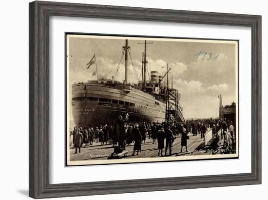 Cuxhaven, Hapag, Dampfer Albert Ballin, Passagiere-null-Framed Giclee Print