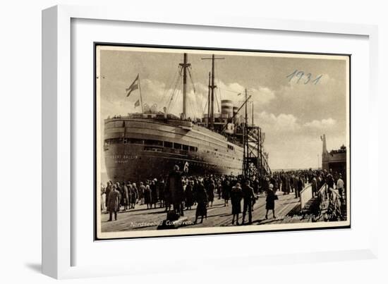 Cuxhaven, Hapag, Dampfer Albert Ballin, Passagiere-null-Framed Giclee Print