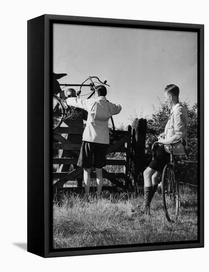 Cycling over a Stile-null-Framed Stretched Canvas