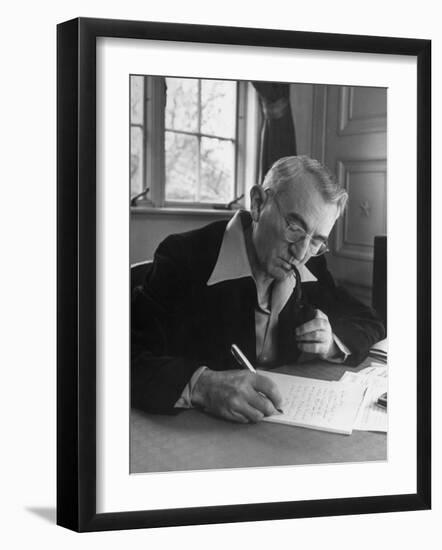 Dale Carnegie-Alfred Eisenstaedt-Framed Photographic Print