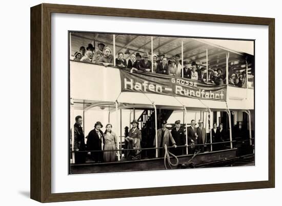 Dampfer Mit Passagieren an Bord B. Hafenrundfahrt-null-Framed Giclee Print