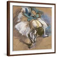 Dancer Putting on Her Shoes; Danseuse Attachant Son Chausson, C.1880-1885-Edgar Degas-Framed Giclee Print