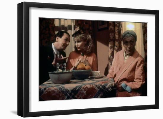 Danny Aiello and Mia Farrow RADIO DAYS, 1987 directed by Woody Allen (photo)-null-Framed Photo