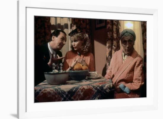 Danny Aiello and Mia Farrow RADIO DAYS, 1987 directed by Woody Allen (photo)-null-Framed Photo