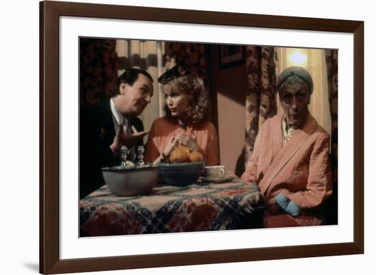 Danny Aiello and Mia Farrow RADIO DAYS, 1987 directed by Woody Allen (photo)-null-Framed Photo