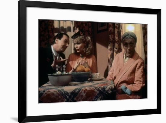 Danny Aiello and Mia Farrow RADIO DAYS, 1987 directed by Woody Allen (photo)-null-Framed Photo