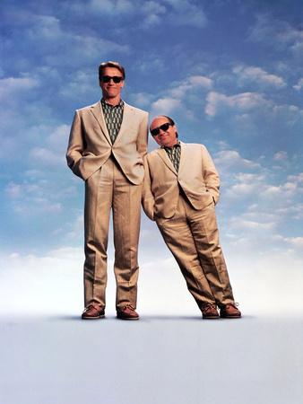DANNY DEVITO; ARNOLD SCHWARZENEGGER. "TWINS" [1988], directed by IVAN REITMAN.