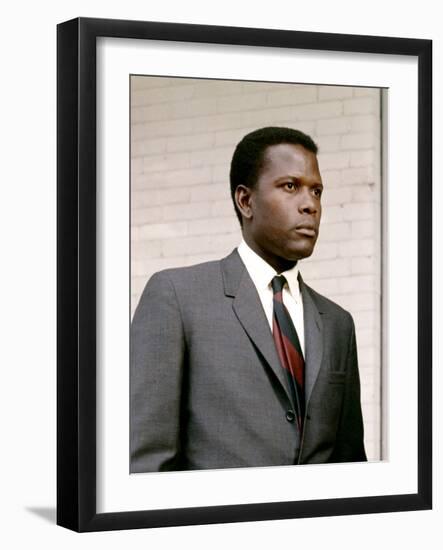 Dans la chaleur by la nuit IN THE HEAT OF THE NIGHT by NormanJewison with Sidney Poitier, 1967 (pho-null-Framed Photo