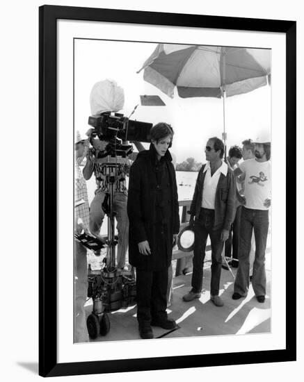 David Bowie and le realisateur Nicolas Roeg sur le tournage du film L'Homme qui venait d'ailleurs M-null-Framed Photo