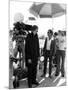 David Bowie and le realisateur Nicolas Roeg sur le tournage du film L'Homme qui venait d'ailleurs M-null-Mounted Photo